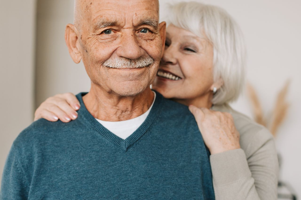 Mastering the First Impression: Your intriguing post title goes here Joyful senior couple in an affectionate embrace, capturing love.